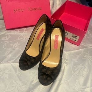 Betsey Johnson Leopard Lakin Peep Toe Heels size 7M
